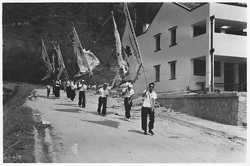 许舒在任期间积极参与原居民庆祝活动。(香港档案处许舒珍藏照片集)