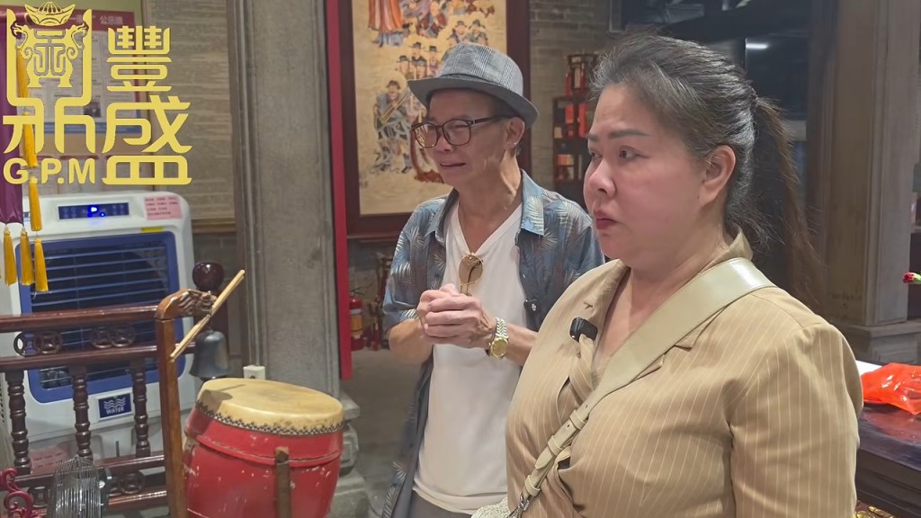 梅啟明為梅媽打齋的影片，以多角度拍攝。