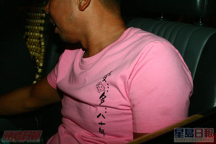 2007年10月,記者曾目擊顏福偉帶醉在銅鑼灣截乘的士時,在車廂前座被司機質疑「毛手毛腳」,顏即場被驅趕下車。