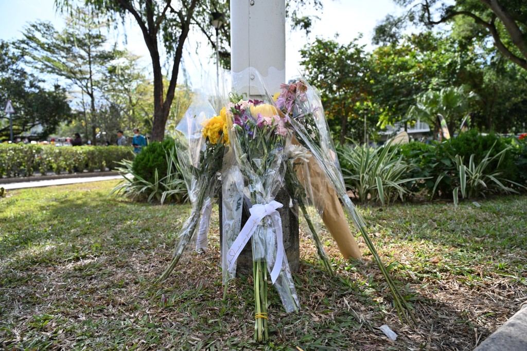 有市民獻花悼念。
