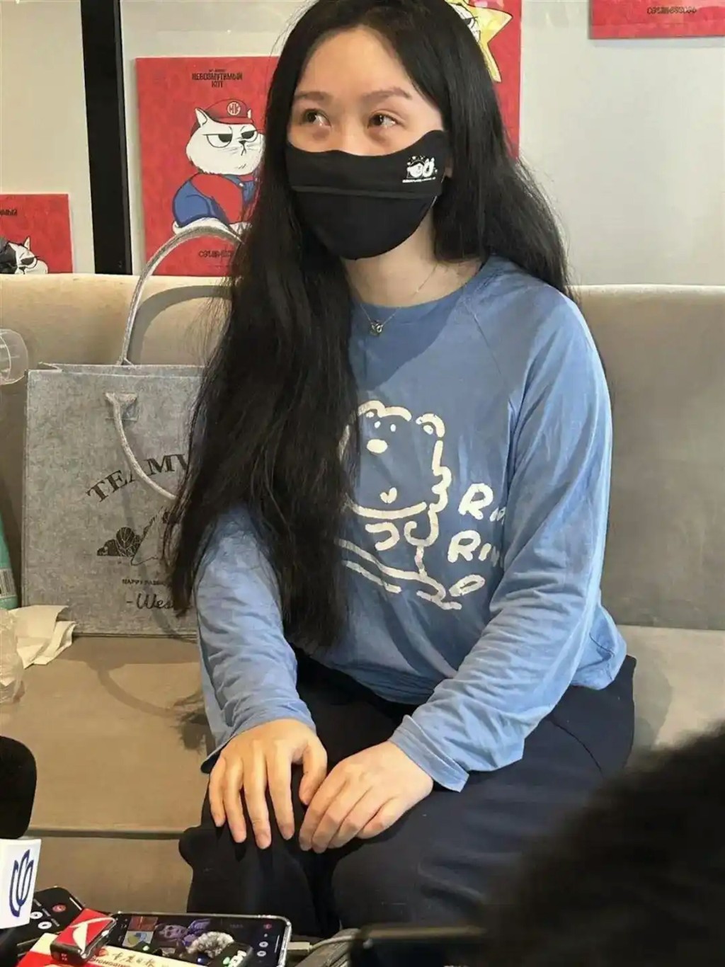 李女士(中)的愛犬被毒殺。極目新聞 李女士(中)的愛犬被毒殺。極目新聞