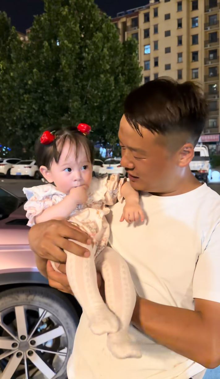 「沙河小東」抱著被父母遺下的女幼童，一副慈父樣子。抖音