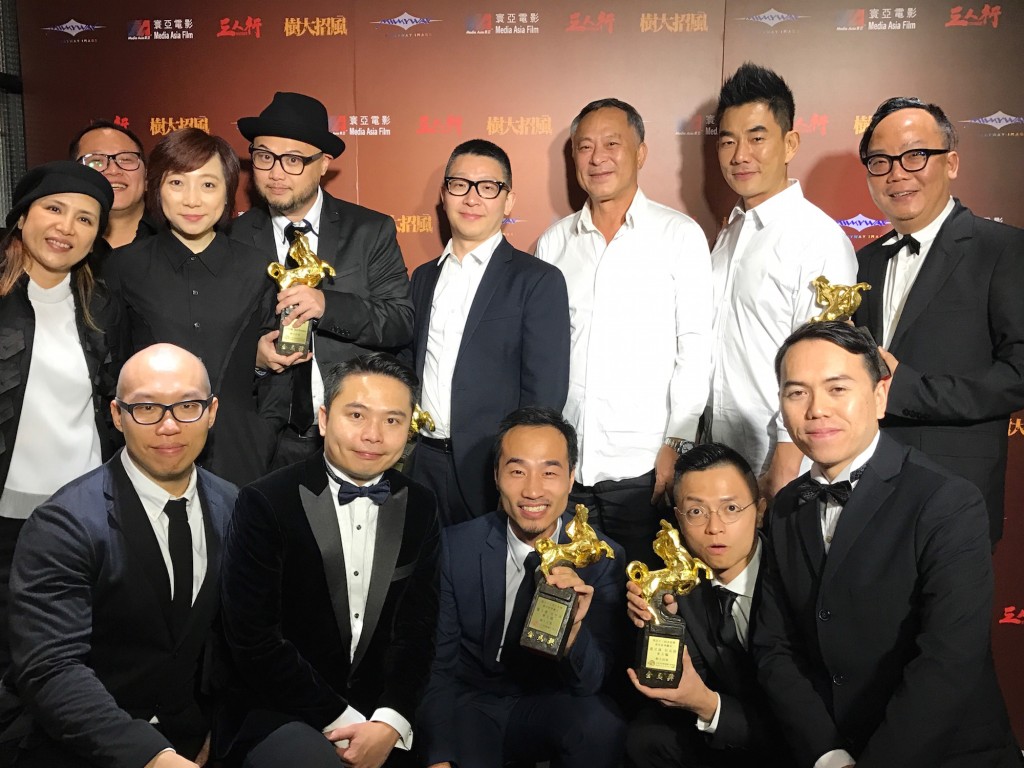 《樹大招風》在金馬獎奪「最佳剪接」及「最佳原創劇本」兩獎，該片導演許學文（前排左）、監製杜琪峯（後排右三）與任賢齊（後排右二）等到火鍋店出席慰勞宴。