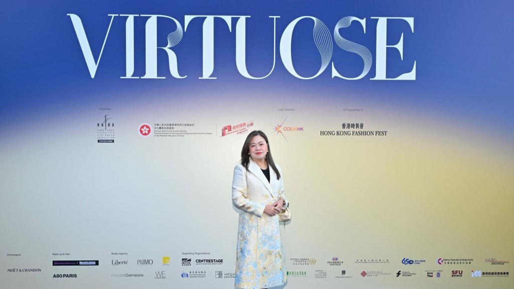 羅淑佩出席香港時裝薈開幕高訂時裝展。