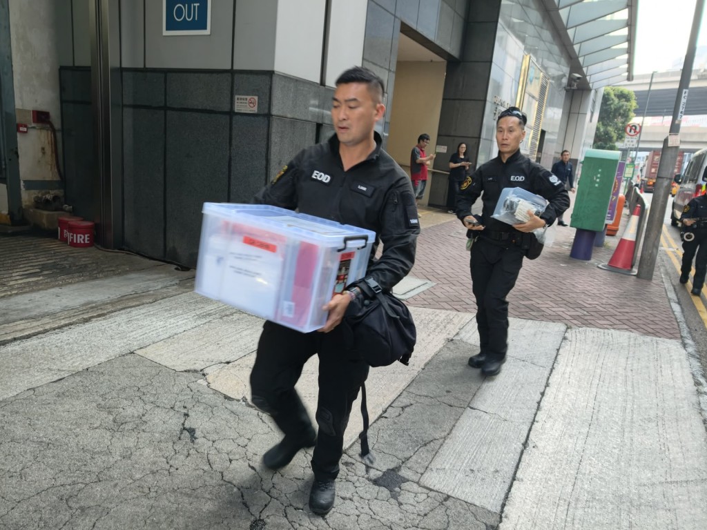 爆炸品處理課檢走一個膠箱，懷疑裝著與案有關物品。楊偉亨攝