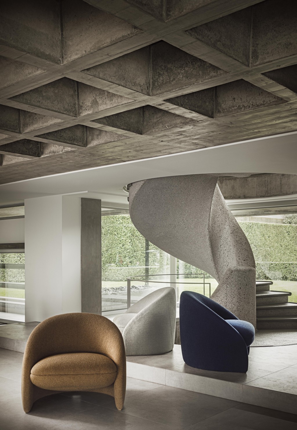 Loro Piana Interiors全新春夏系列「Pure and Pristine」中的主打Palm Armchair。