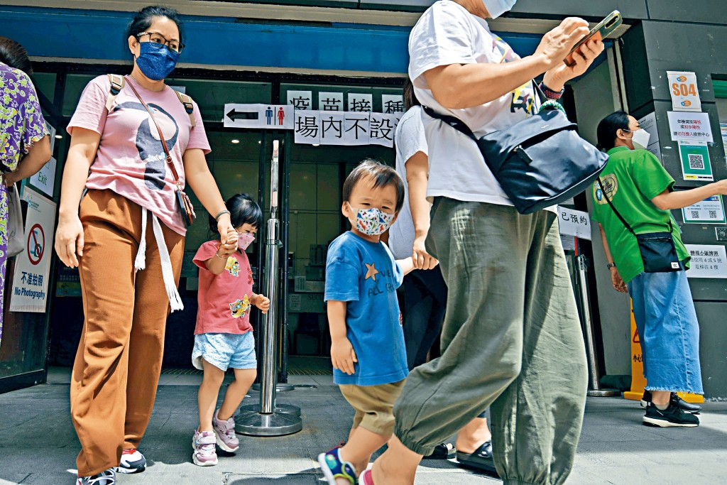 本港疫情居高不下，兒童疫情亦見憂心情況，專家呼籲家長不要再猶豫，盡早帶子女打針，「打得一針得一針」。