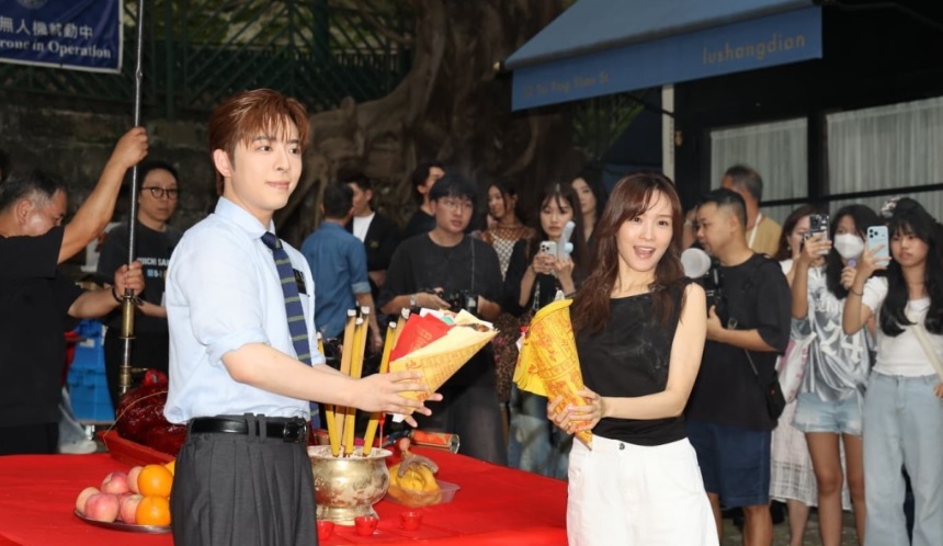 港版《悠長假期》日前開鏡拜神,Edan指首次同李佳芯合作,十分順利。 港版《悠長假期》日前開鏡拜神,Edan指首次同李佳芯合作,十分順利。