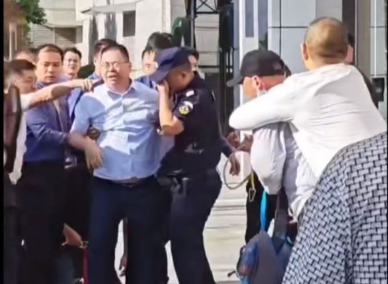 今年7月，姚振華在深圳市寶能中心停車場外，被十餘名被欠薪的前員工圍堵在路中央。