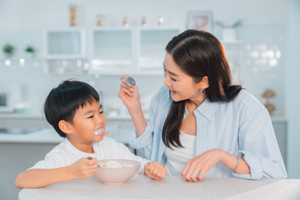 香香表示事前將劇情與對白寫出來，跟囝囝一起練習。