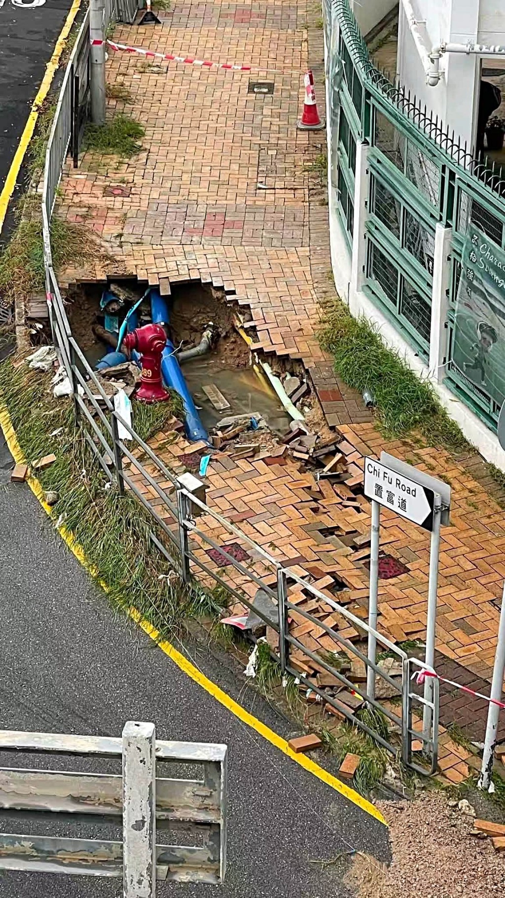 薄扶林置富道行人路出現路陷。fb:張偉楠 薄扶林置富道行人路出現路陷。fb:張偉楠