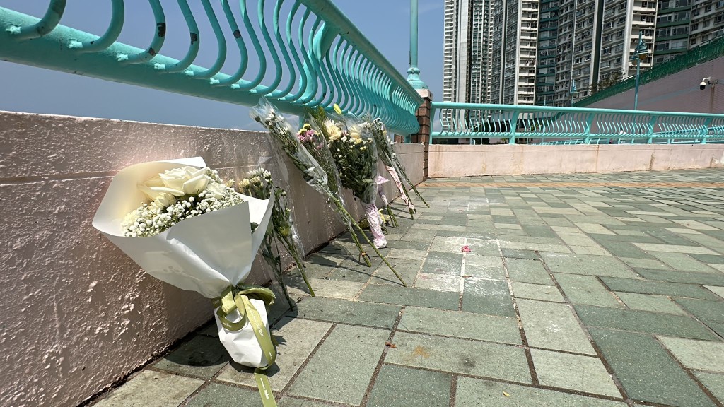 有街坊在现场摆放十多束鲜花及丝带，悼念「阿良」这位救人英雄。
