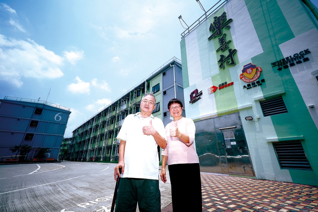 香港單親協會總幹事余秀珠（右）探訪在該會服務隊協助下順利由劣質「劏房」遷至大埔「樂善村」過渡性房屋的黃先生（左）。