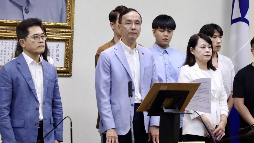 國民黨主席朱立倫率領高層,向民眾及黨友鞠躬致謝。 朱立倫FB