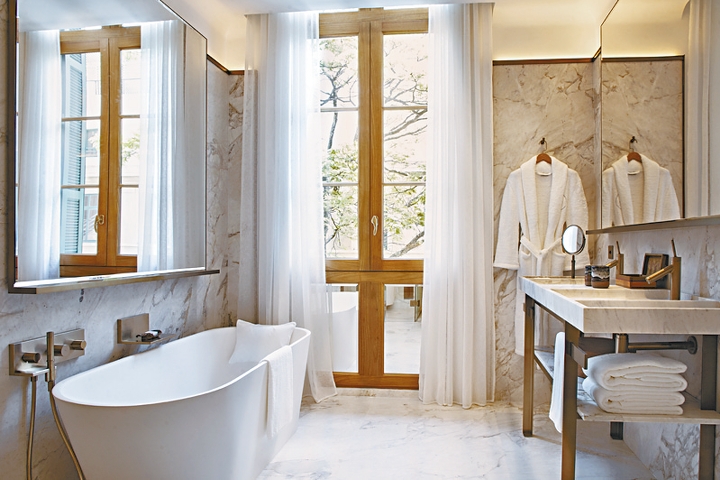 酒店的房间均有宽敞舒适的浴室供客人使用。