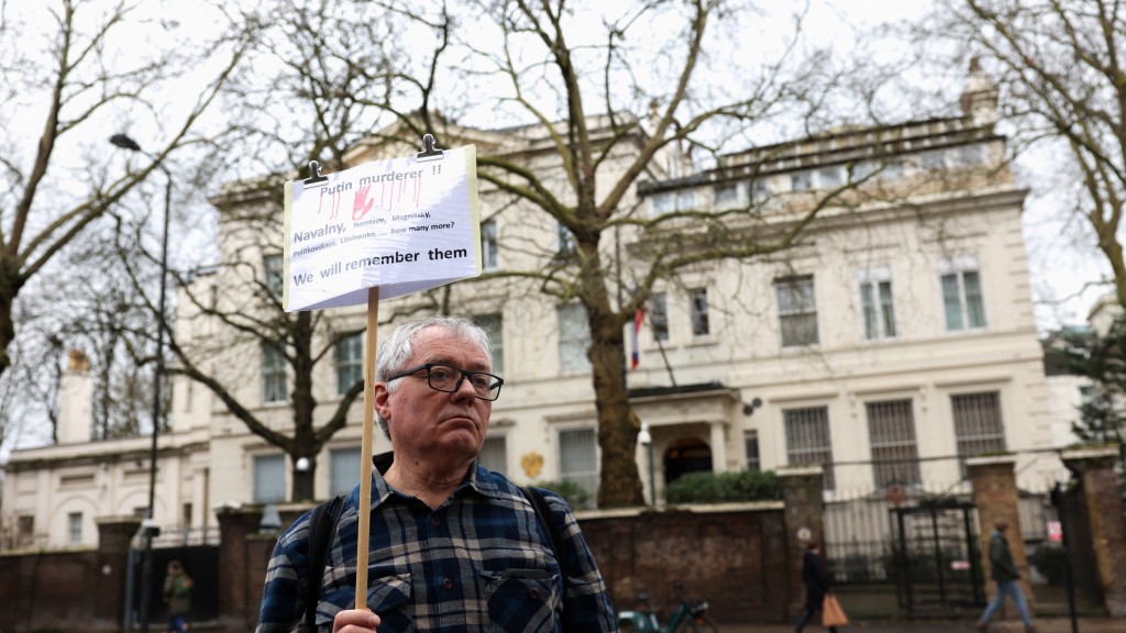 俄羅斯駐倫敦大使館外有人示威。 路透社