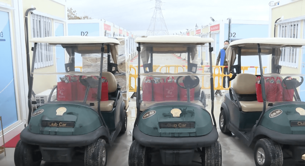 新地安排多輛高爾夫球車，供工作人員和有需要的人士在潭尾場地內使用。