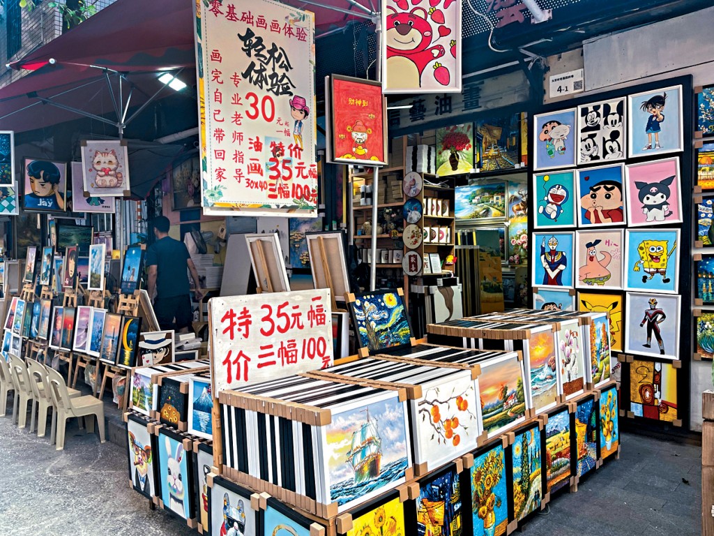 大芬村内画室部分装饰画售价低廉，仅数十元一幅。