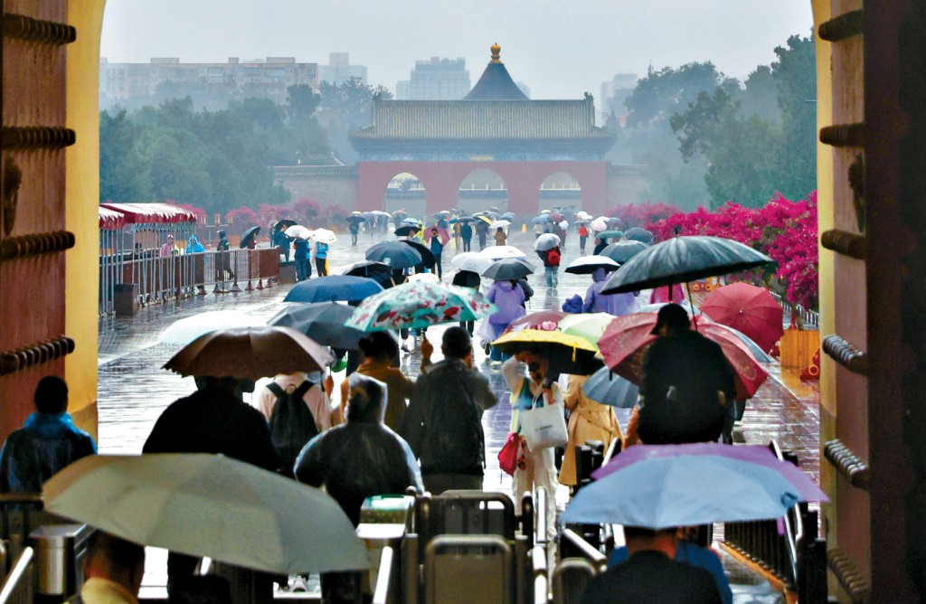 北京昨日降雨,遊客冒雨遊覽天壇。