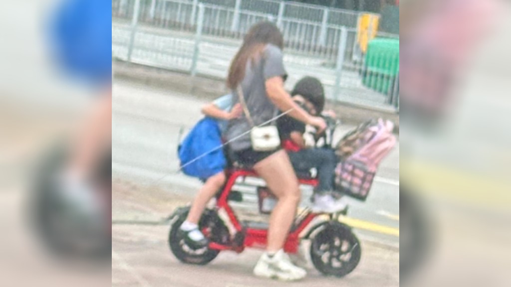 網傳天水圍再現「特技式」電動單車 短褲女零裝備載兩童 網民斥如「計時炸彈」