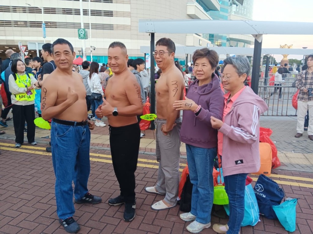 老友記同樣毋懼寒風落水。