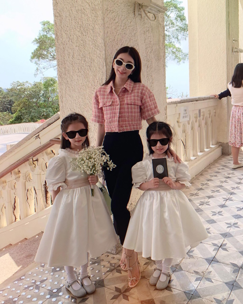 方媛昨日（23日）在IG分享與兩個女兒參加婚的照片，網民都指大女越來越似媽媽，細女很像爸爸。