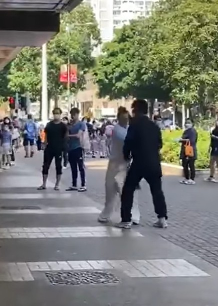 譚仔三哥一段幾可亂真的情侶街頭「鉸剪腳MMA」影片，哄動全城。