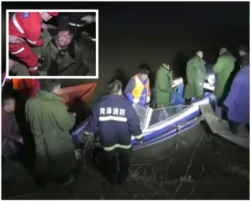 马国强(小图)向救援人员下跪，恳求对方救回他的亲人。网图