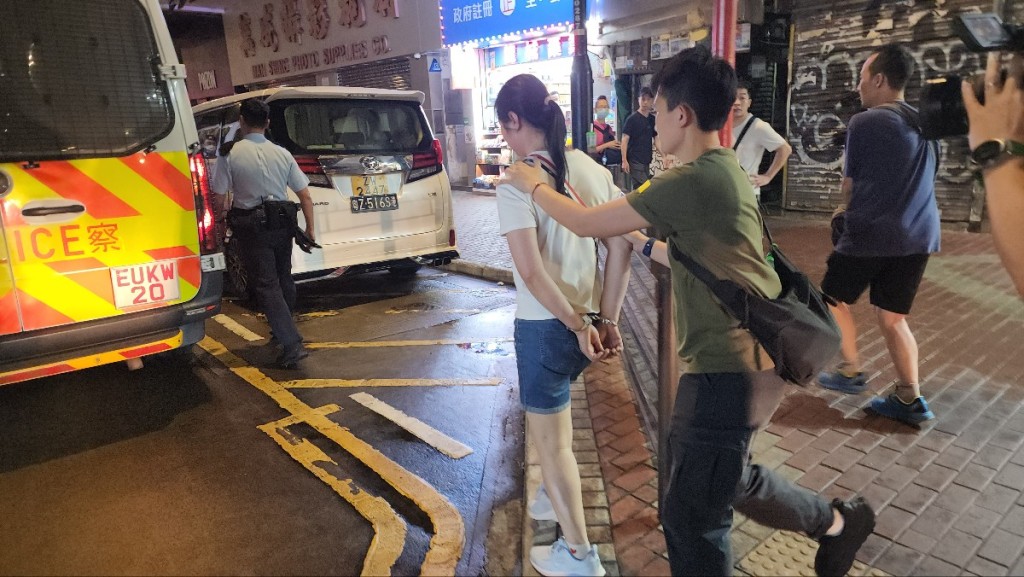 警方拘捕一名越南籍女子涉嫌非法入境。黃文威攝 警方拘捕一名越南籍女子涉嫌非法入境。黃文威攝
