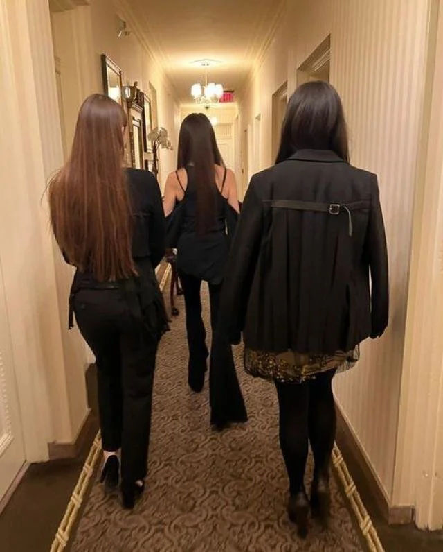 王薇薇与两合女儿出席颁奖礼，背后看，中间的王薇薇，身形不失两女。 凤凰网图