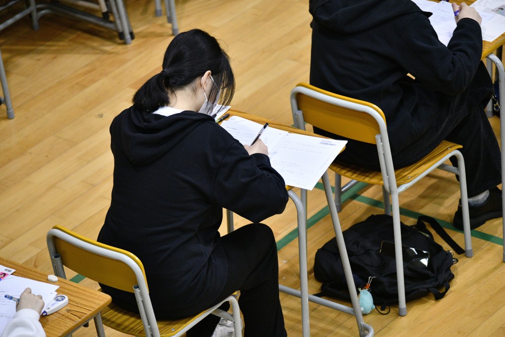 日校考生有逾4萬人。 日校考生有逾4萬人。
