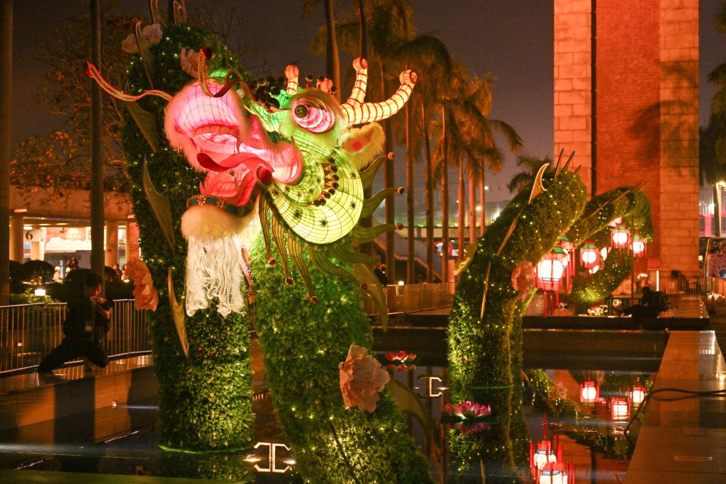 康乐及文化事务署今日至二月二十五日在香港文化中心露天广场举行春节彩灯展。