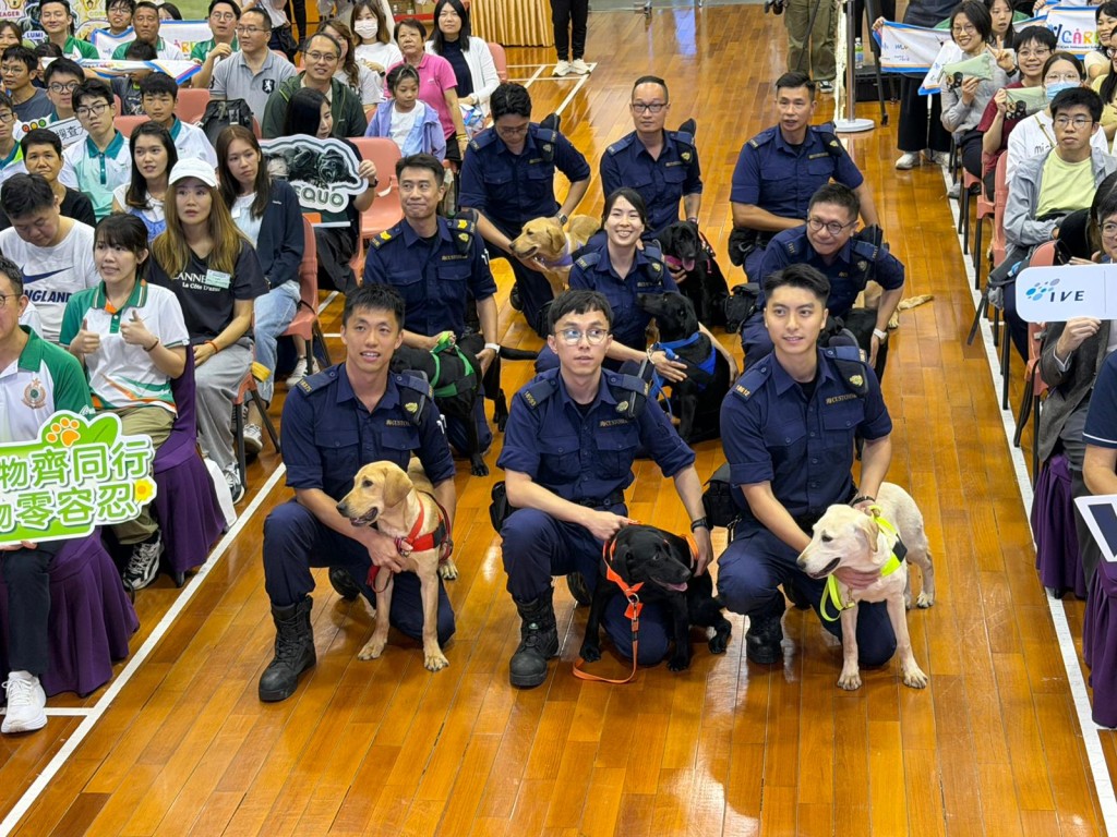 9隻搜查犬BB命名為Eager、Xavi、Cora、Equo、Lumi、Sika、Ivar、 Orli、Rissa,9隻的名稱第一個字母串連起來,就是英文「EXCELSIOR」(精益求精)。 9隻搜查犬BB命名為Eager、Xavi、Cora、Equo、Lumi、Sika、Ivar、 Orli、Rissa,9隻的名稱第一個字母串連起來,就是英文「EXCELSIOR」(精益求精)。