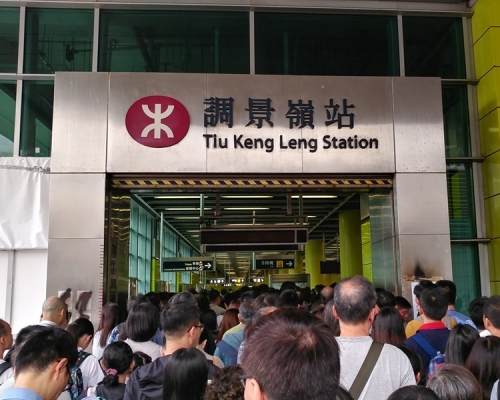 市民逼爆調景嶺站。Billy Yeung圖片