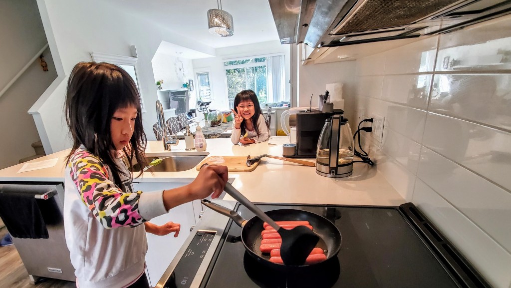 姊妹倆嘗試製作簡單食物。 姊妹倆嘗試製作簡單食物。