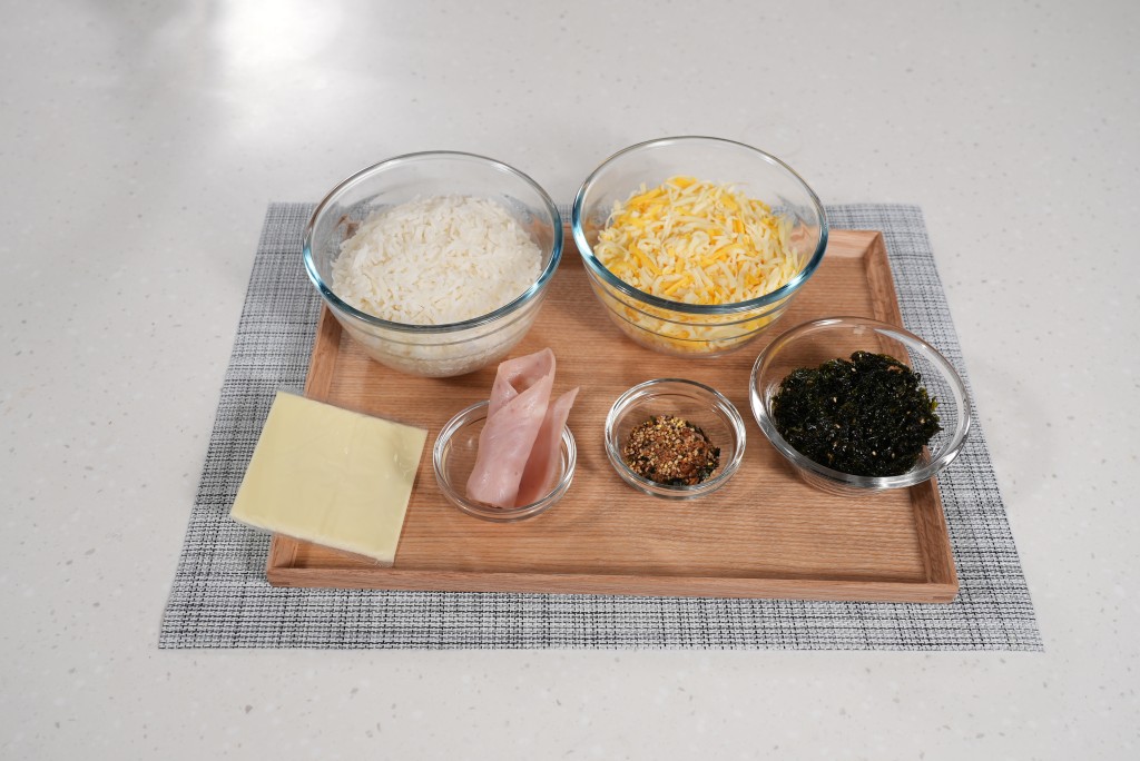 製作芝士紫菜飯卷所需食材。