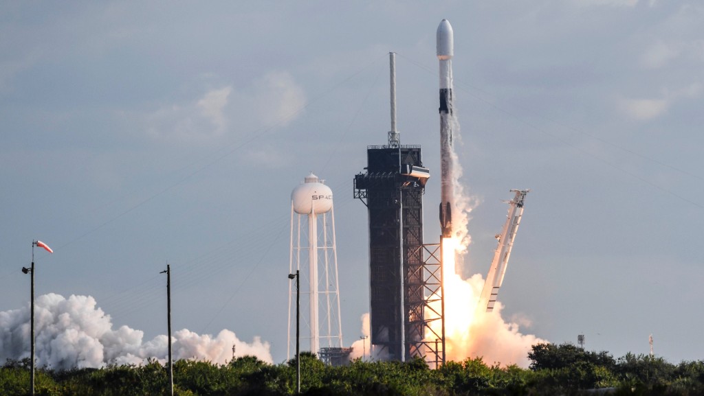 2020年12月，SpaceX獵鷹9號火箭攜帶國家偵察辦公室的物品從甘迺迪太空中心發射。 美聯社