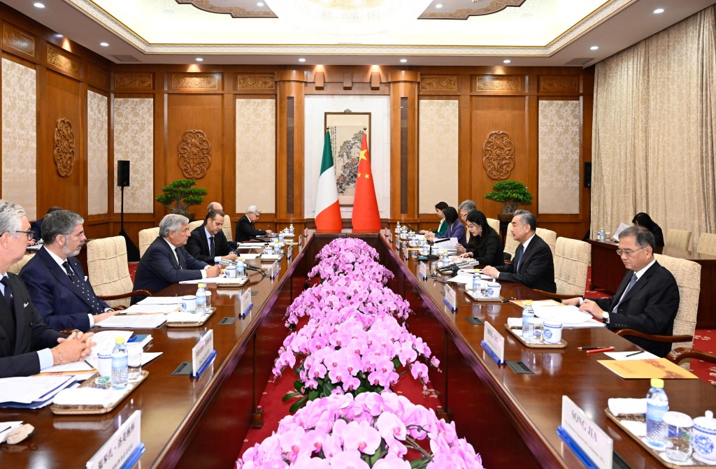 9月4日，王毅与意大利副总理兼外长塔亚尼举行会谈。新华社