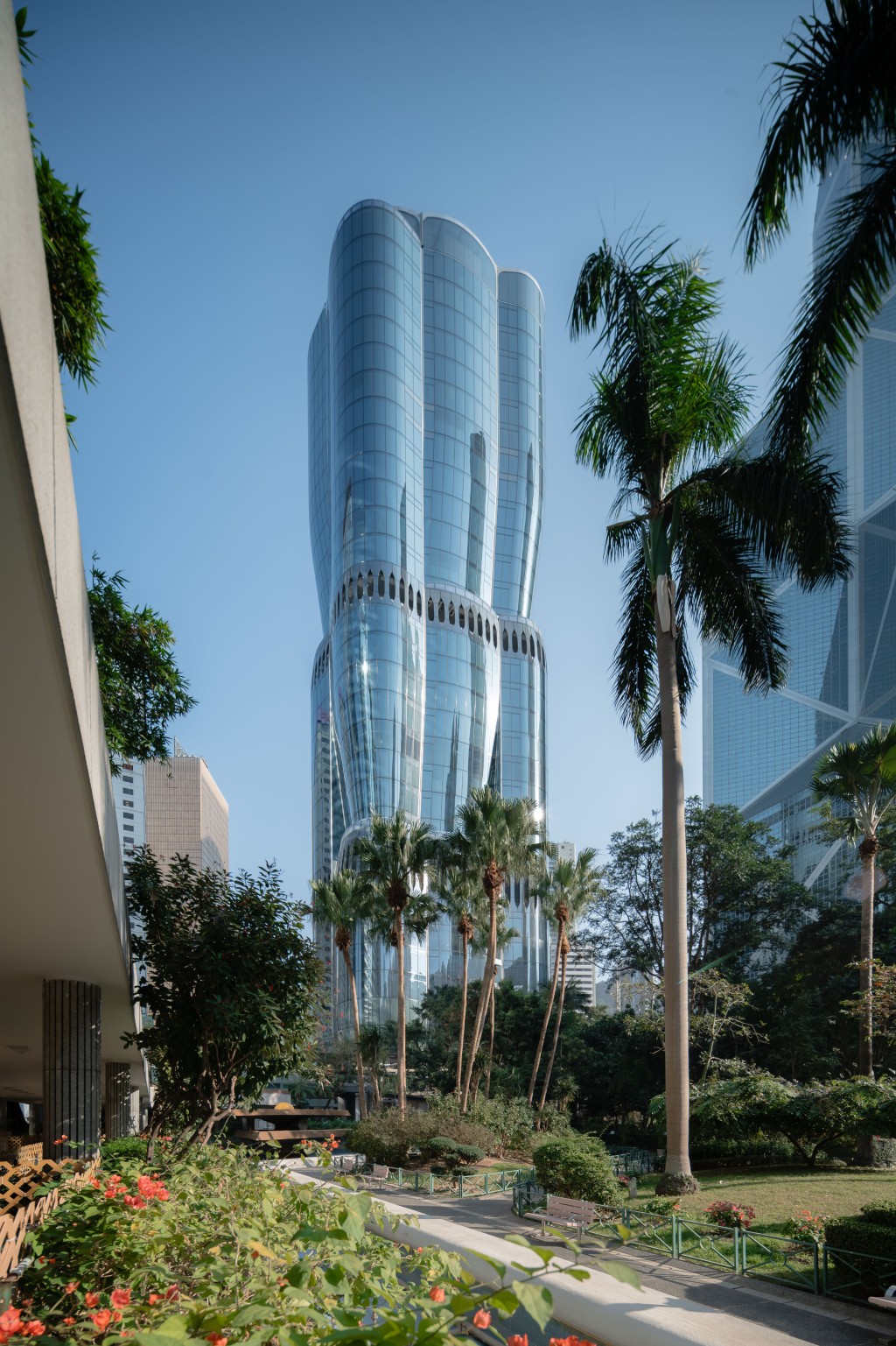 The Henderson｜坐落中环核心地带的全新商厦The Henderson，建筑设计来自国际知名的扎哈．哈迪德建筑事务所（Zaha Hadid Architects）。