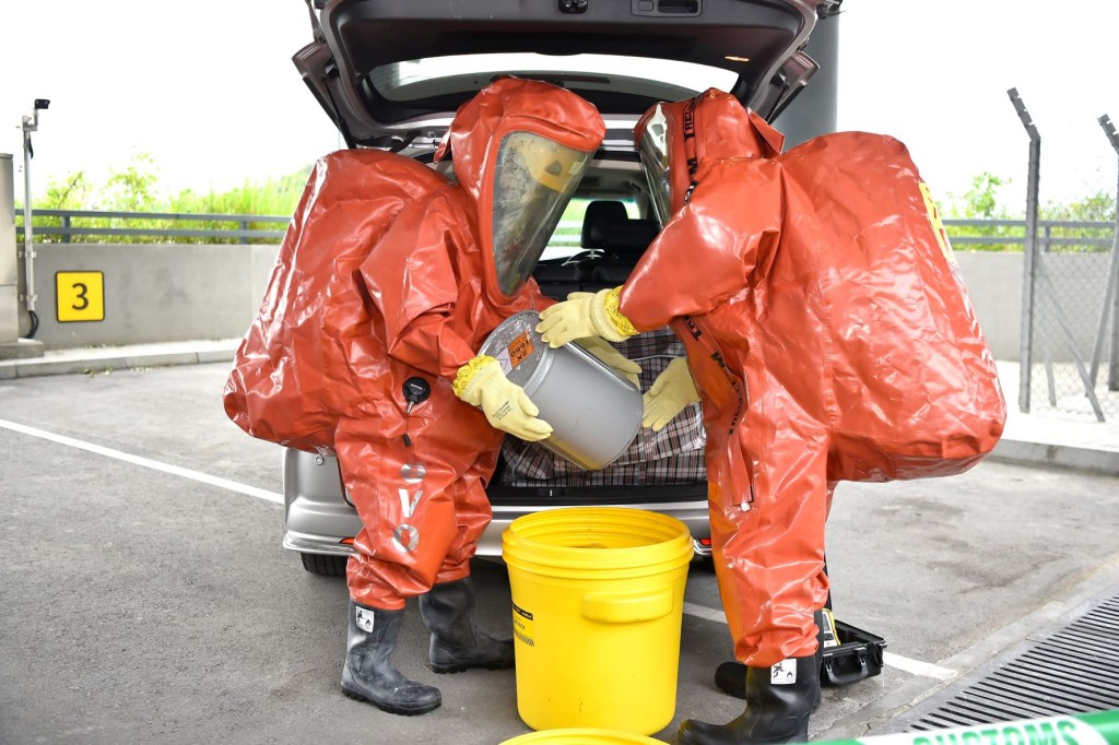 穿上A级化学物品保护袍的消防处人员在现场处理怀疑泄漏的危害物质。政府新闻处图片