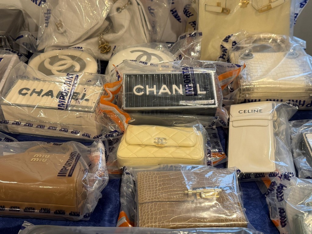 警方檢獲多件名貴手錶及手袋,港幣總值$170萬。 警方檢獲多件名貴手錶及手袋,港幣總值$170萬。