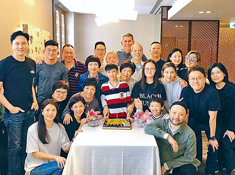 靓靓、ChiLam邀得一大班亲戚朋友为袁妈妈贺70大寿。