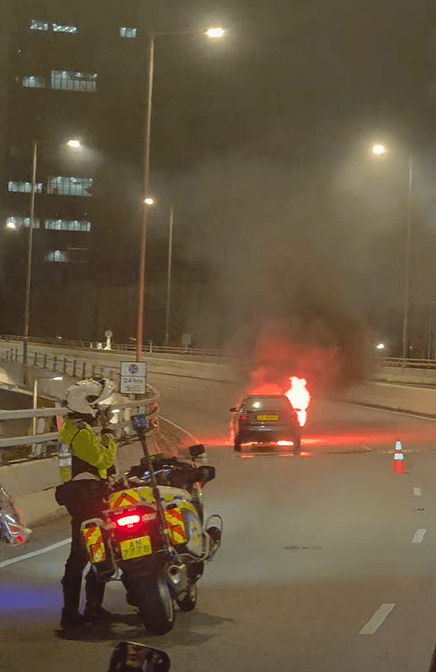 一輛私家車沿西九龍走廊行駛，至興華街西對開時突然起火。網上片段截圖