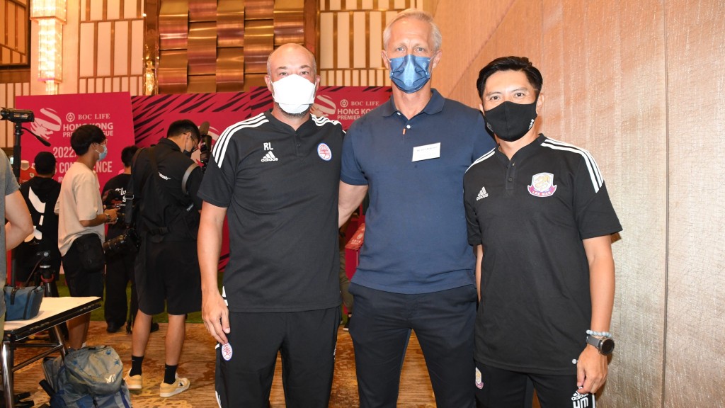 東方教練盧比度(左起)、港隊教練安達臣及理文教練陳曉明。本報記者攝