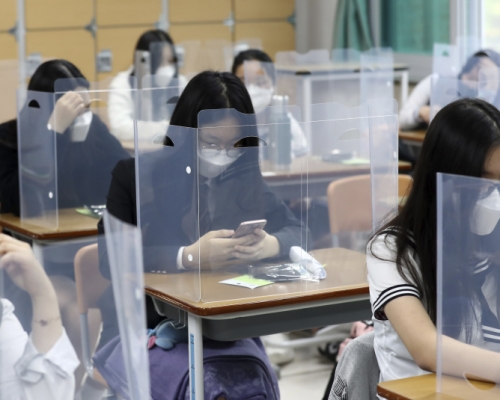 南韓高三學生已復課,大田一所學校的課桌上安裝了塑料擋板以防止病毒傳播。AP