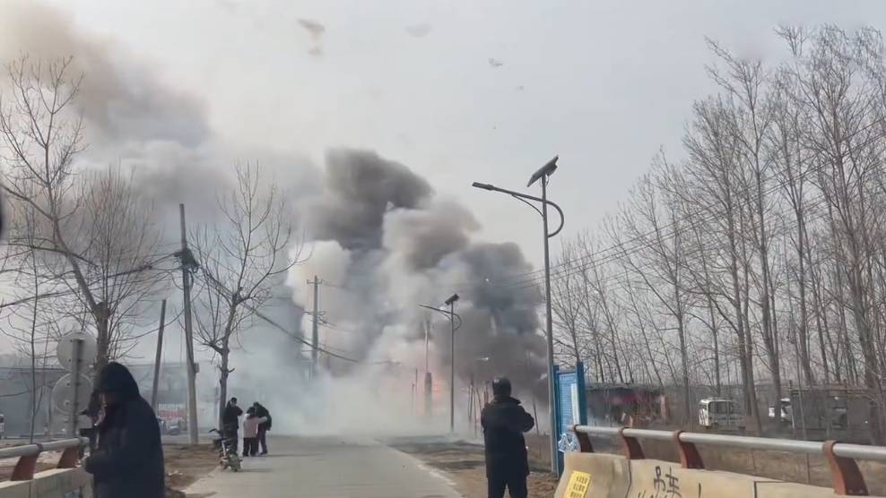 連雲港市東安村有村民燃放煙花不當，引發大火導致8死2輕傷。 微博