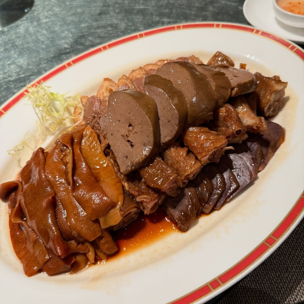 歐陽萬成與黃子華等人一同吃潮州菜。 歐陽萬成與黃子華等人一同吃潮州菜。