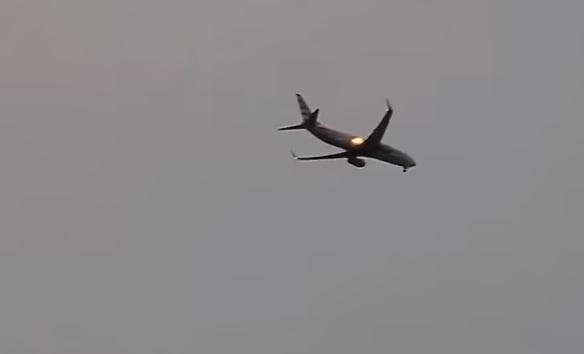 美國航空公司波音 737 在從哥倫布機場起飛時撞到一群鵝後，引擎起火燃燒。網圖