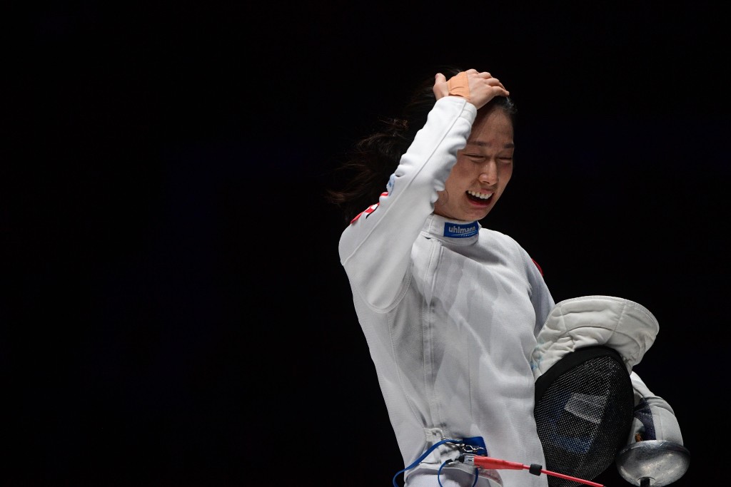 杭州亚运．女子重剑队夺团体赛银牌，创历届最好成绩。陈极彰摄