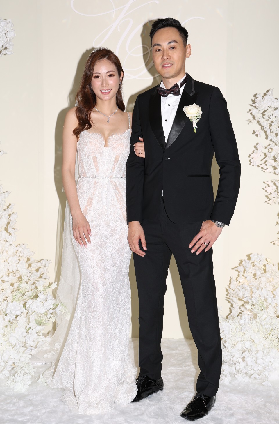 蔡嘉欣去年12月初与圈外富贵男友Derek结婚。
